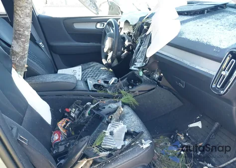 2025 Volvo Xc40 B5 Plus Dark Theme z USA, uszkodzony, nr VIN YV4L12UC6S2492483